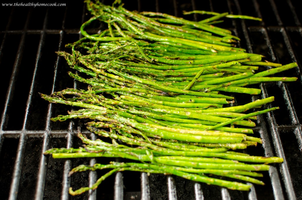 Grilled Asparagus Wrap - best lunch ever! This veggie wrap recipe come together in minutes and you can make them ahead!
