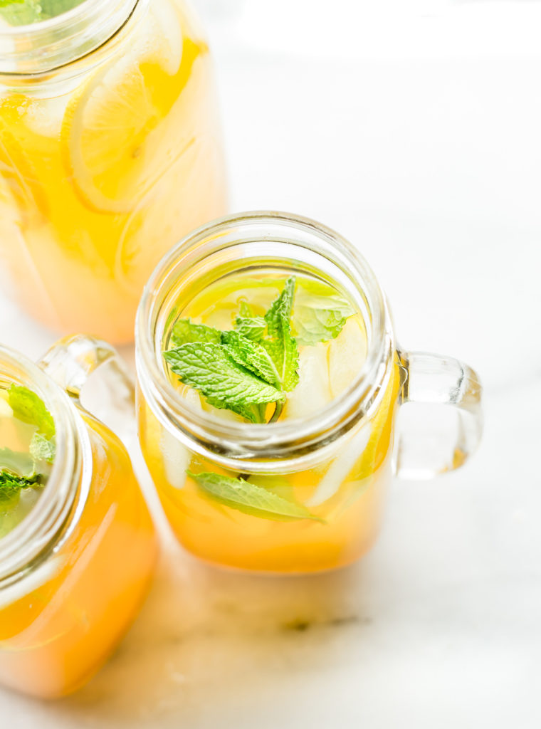 It's party time!! Get ready to wow your guests with my favorite Skinny Party Drinks {Cocktails & Mocktails}.