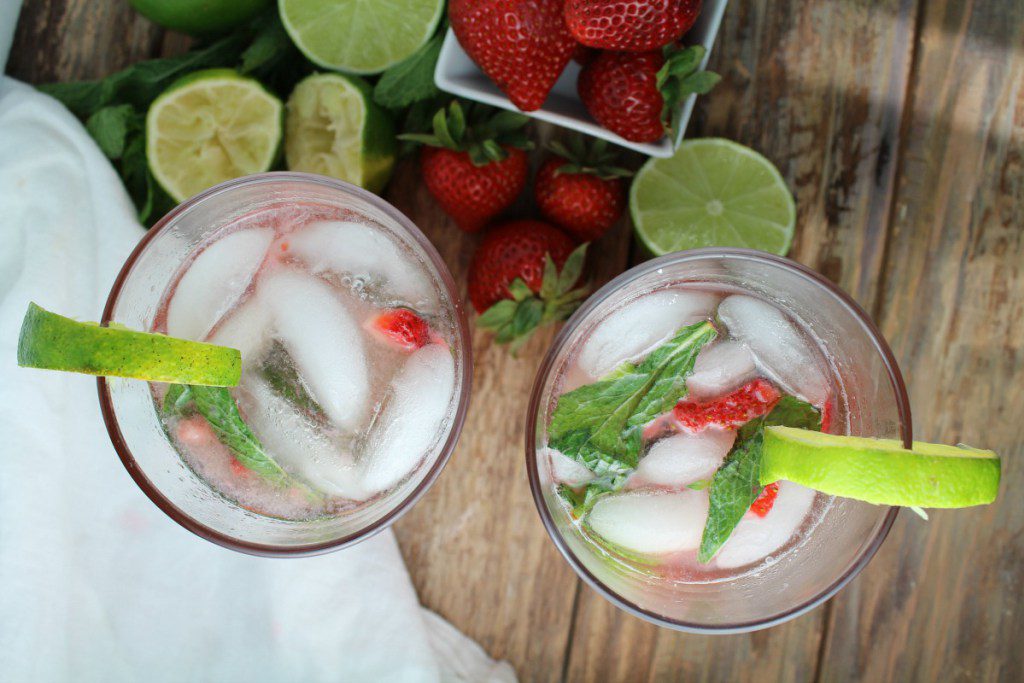 It's party time!! Get ready to wow your guests with my favorite Skinny Party Drinks {Cocktails & Mocktails}.