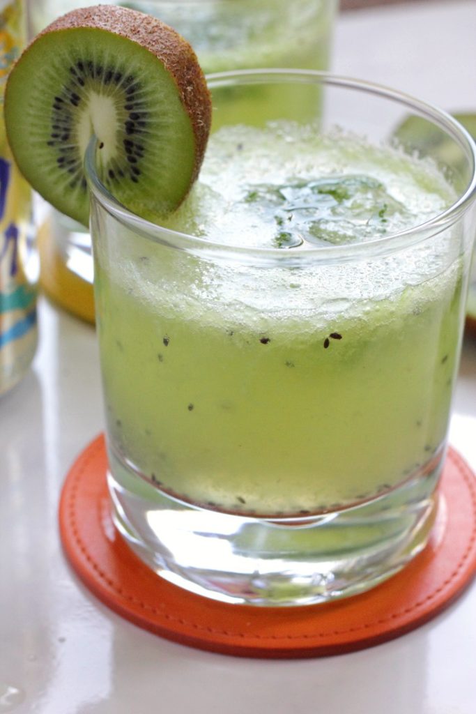 It's party time!! Get ready to wow your guests with my favorite Skinny Party Drinks {Cocktails & Mocktails}.