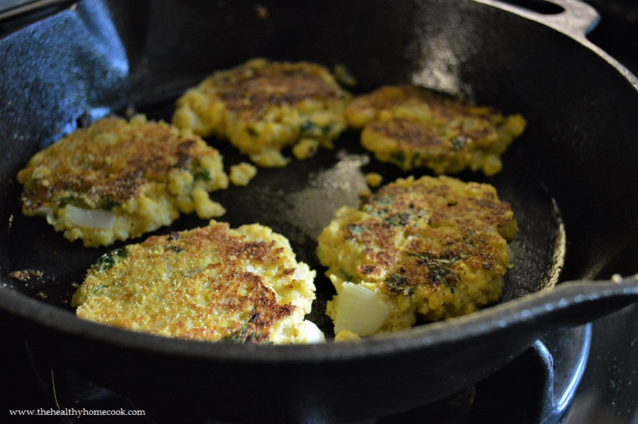 Quick and easy {Gluten Free} Summer Corn Cakes: Crispy on the outside and tender on the inside, you won't be able to get enough!