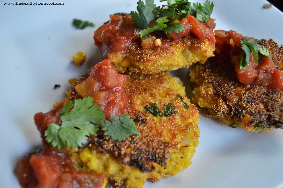 Quick and easy {Gluten Free} Summer Corn Cakes: Crispy on the outside and tender on the inside, you won't be able to get enough!