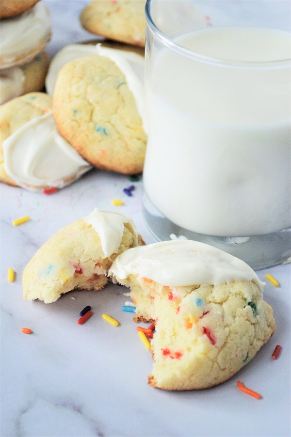 These soft, fluffy, {Gluten free} cookies are super easy to make, thanks to your favorite cake mix!