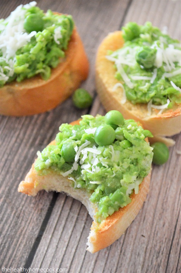 Pea Bruschetta: An easy, quick appetizer perfect for entertaining.