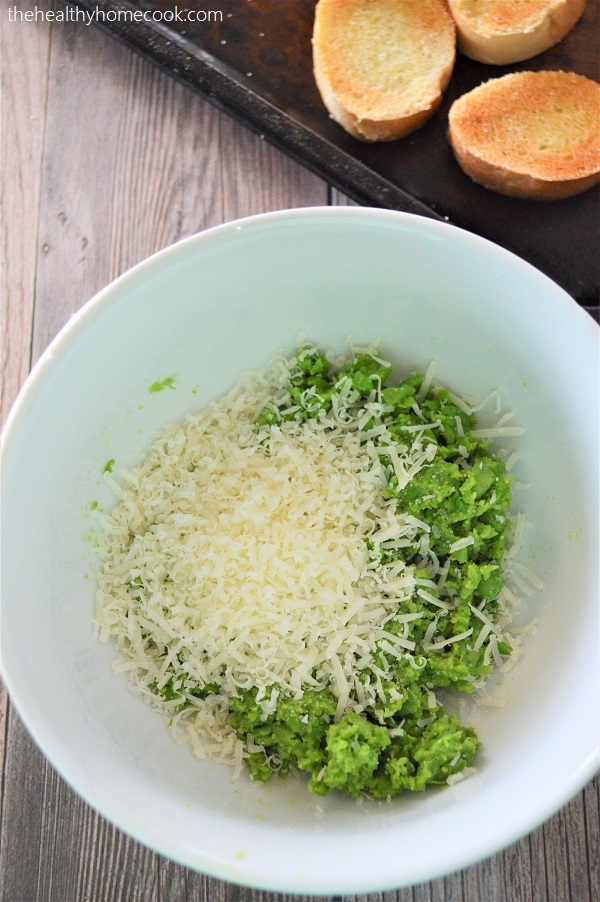 Pea Bruschetta: An easy, quick appetizer perfect for entertaining.