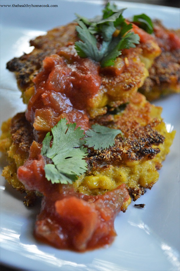 Quick and easy {Gluten Free} Summer Corn Cakes: Crispy on the outside and tender on the inside, you won't be able to get enough!