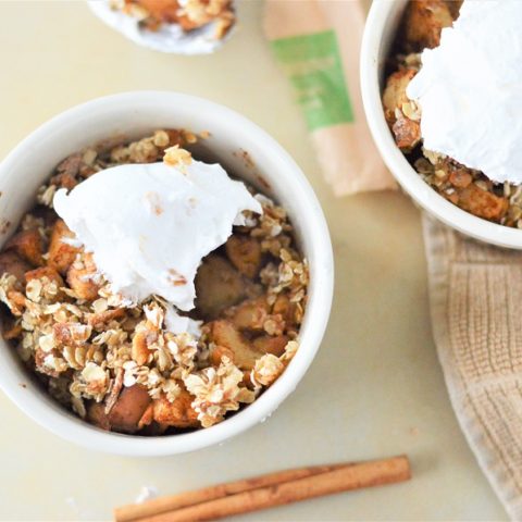 This homemade Apple Cinnamon {Instant Oatmeal} Crumble is loaded with fresh apples, spices and topped with a sweet & crunchy instant oatmeal topping.