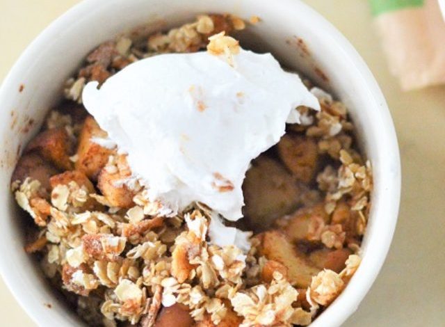 This homemade Apple Cinnamon {Instant Oatmeal} Crumble is loaded with fresh apples, spices and topped with a sweet & crunchy instant oatmeal topping.
