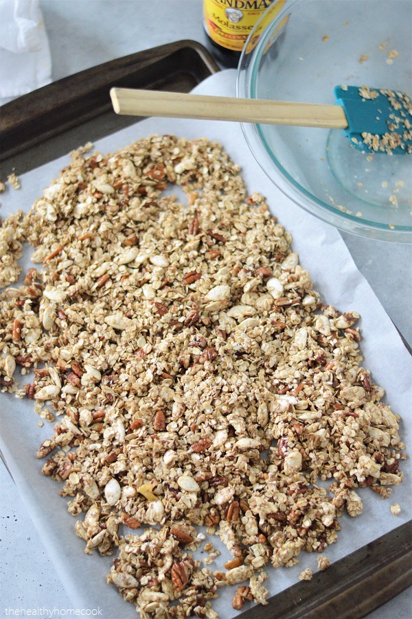 This homemade Gingerbread Granola is perfectly sweet, crunchy and full of so much flavor. A delicious breakfast to start your day with, or to snack on to keep yourself going!