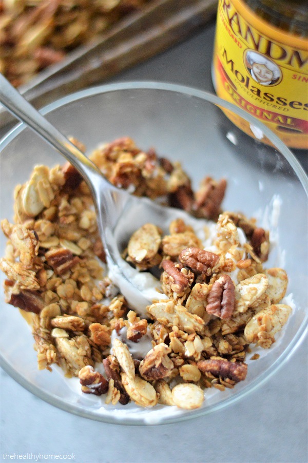 This homemade Gingerbread Granola is perfectly sweet, crunchy and full of so much flavor. A delicious breakfast to start your day with, or to snack on to keep yourself going!