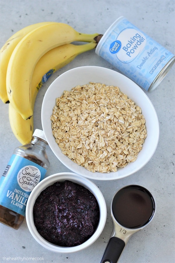 These Blueberry Chia Oat Bars are delicious! Nothing but clean, healthy ingredients to create the perfect little sweet treat.