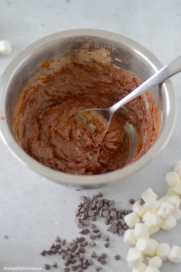 Baked in the microwave, nothing beats this individual chocolate cake loaded with mini marshmallows & chocolate chips.