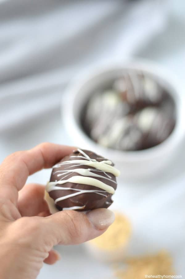 Creamy Greek yogurt, powdered peanut butter, and a chocolate shell make this dessert a must-try. Perfect healthy treat for kids and adults.