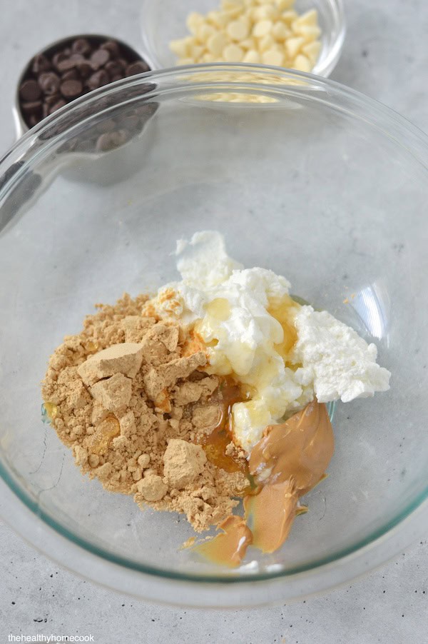 Creamy Greek yogurt, powdered peanut butter, and a chocolate shell make this dessert a must-try. Perfect healthy treat for kids and adults.