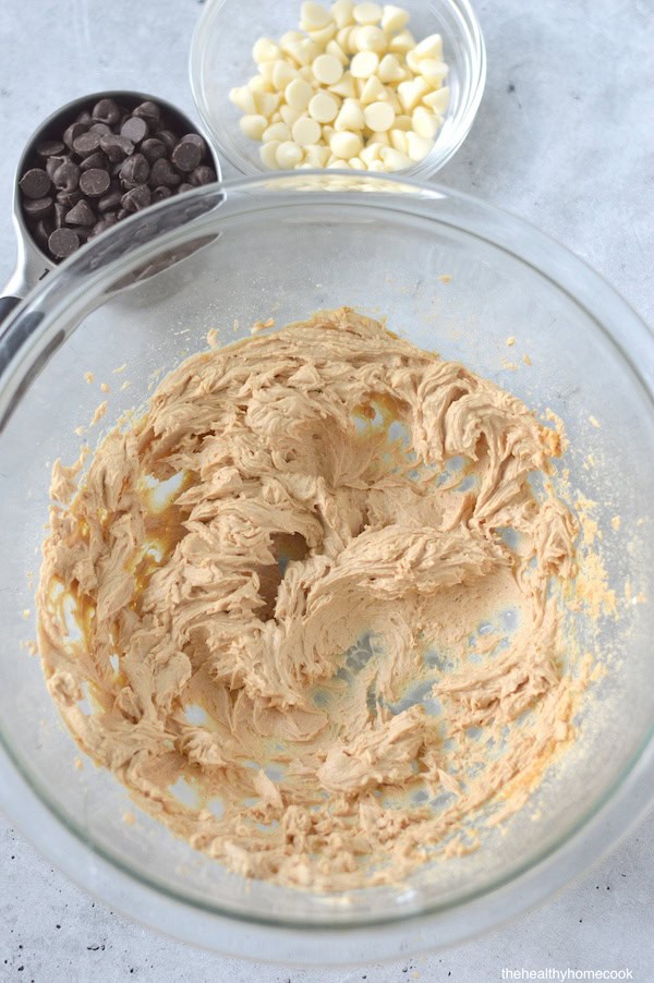 Creamy Greek yogurt, powdered peanut butter, and a chocolate shell make this dessert a must-try. Perfect healthy treat for kids and adults.