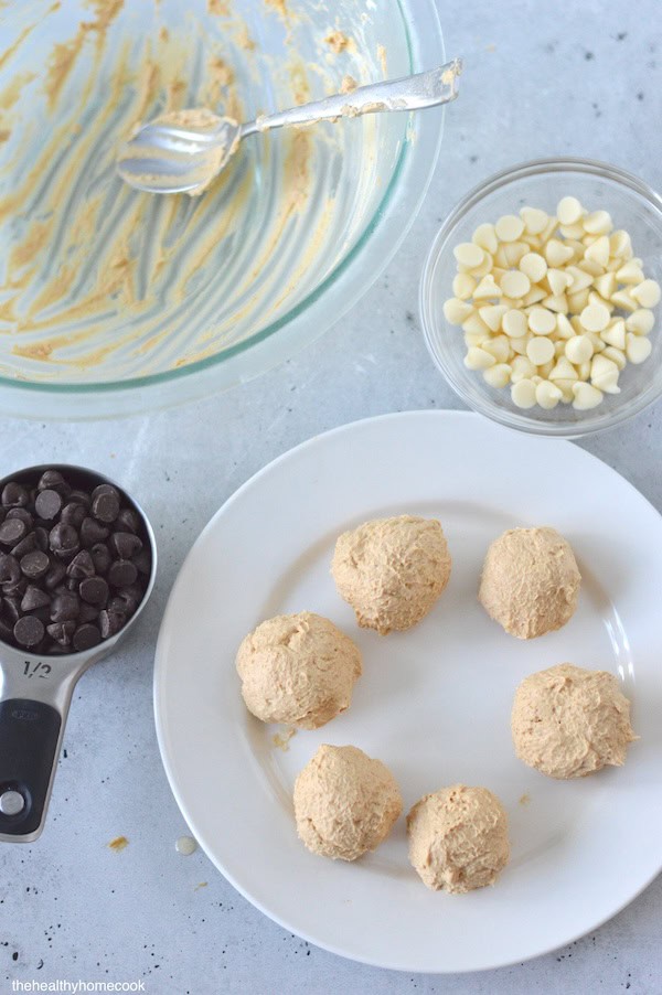 Creamy Greek yogurt, powdered peanut butter, and a chocolate shell make this dessert a must-try. Perfect healthy treat for kids and adults.