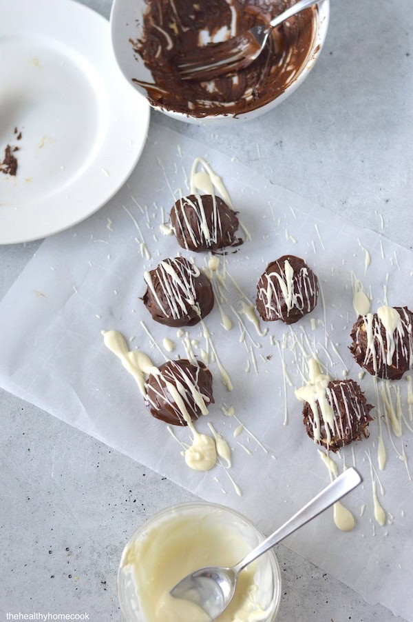 Creamy Greek yogurt, powdered peanut butter, and a chocolate shell make this dessert a must-try. Perfect healthy treat for kids and adults.