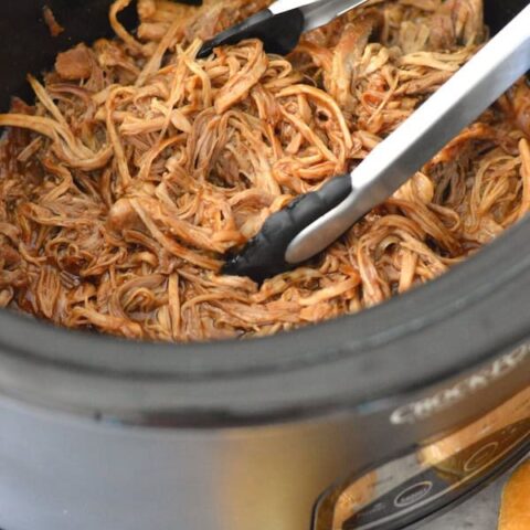 This easy pulled pork recipe is irresistible. With the perfect mix of spices and tender, juicy meat, it's guaranteed to win everyone's heart.